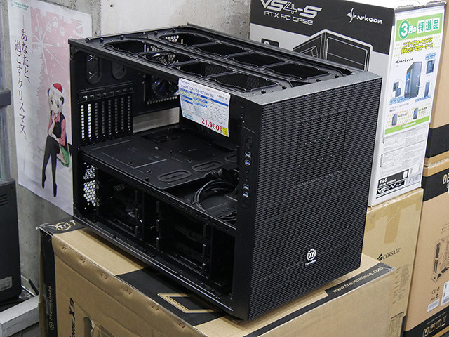 最大23基のファンが搭載できる超巨大キューブ型ケース！ Thermaltake「Core X9」発売 - アキバ総研