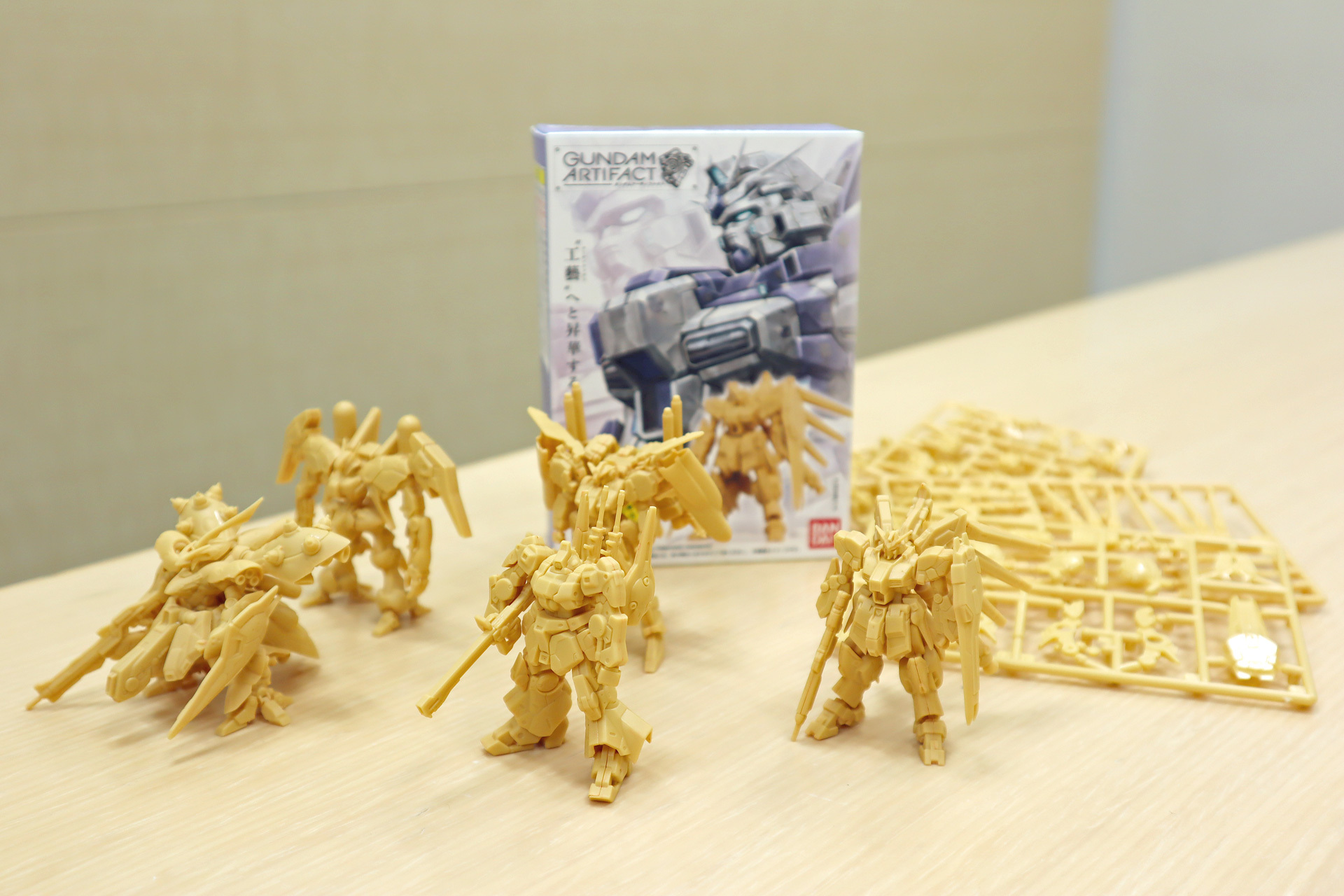 最新のガンダム食玩は、単色成形の組み立てキット！ 造形物としての