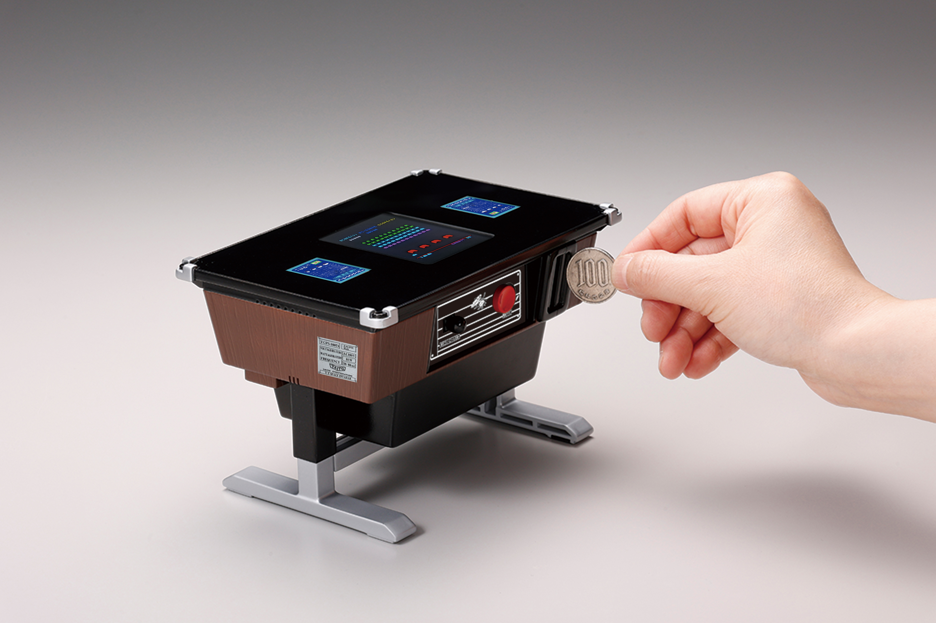 遊べる貯金箱 スペースインベーダー テーブル筐体型、1月発売 