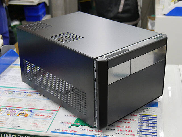 ドライブベイ13基搭載のmicroatx対応キューブ型pcケース Silverstone Sst Sg11b 発売 アキバ総研